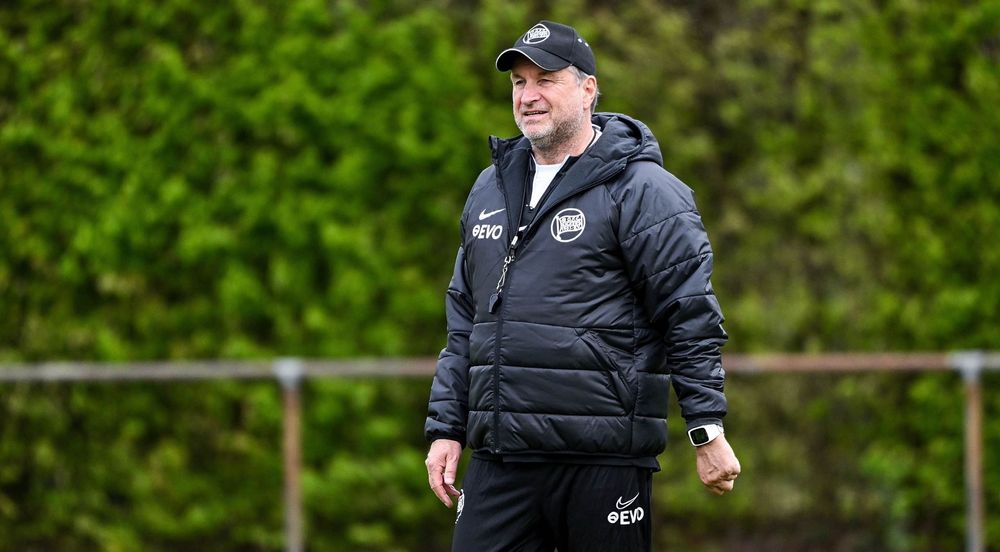 Alfred Kaminski auf dem Sportplatz, mit Kappe und dunkler Trainingsjacke. Archivaufnahme, veröffentlicht 2023.