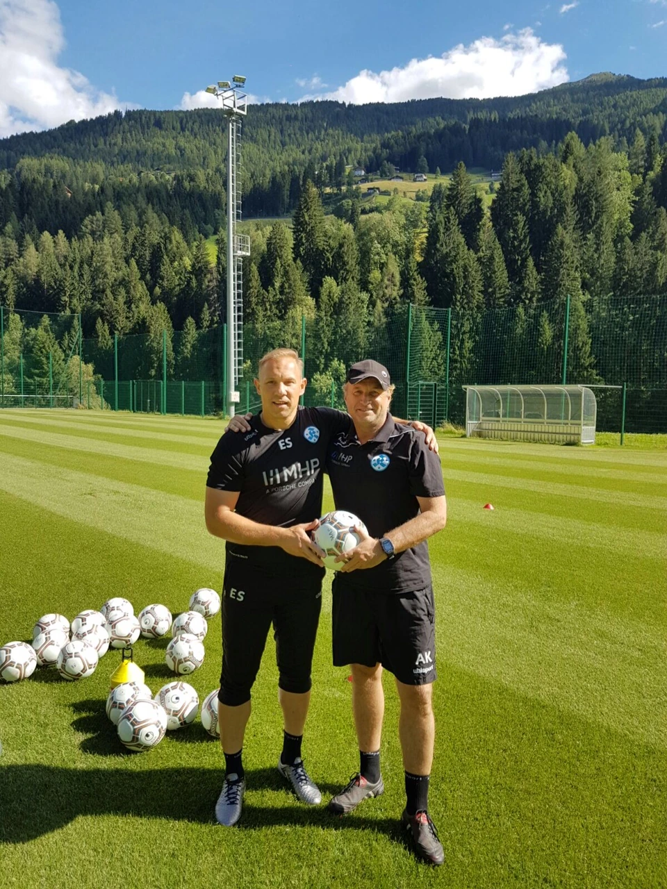 Alfred Kaminski mit Erol Sabanov im Trainingslager der Stuttgarter Kickers.