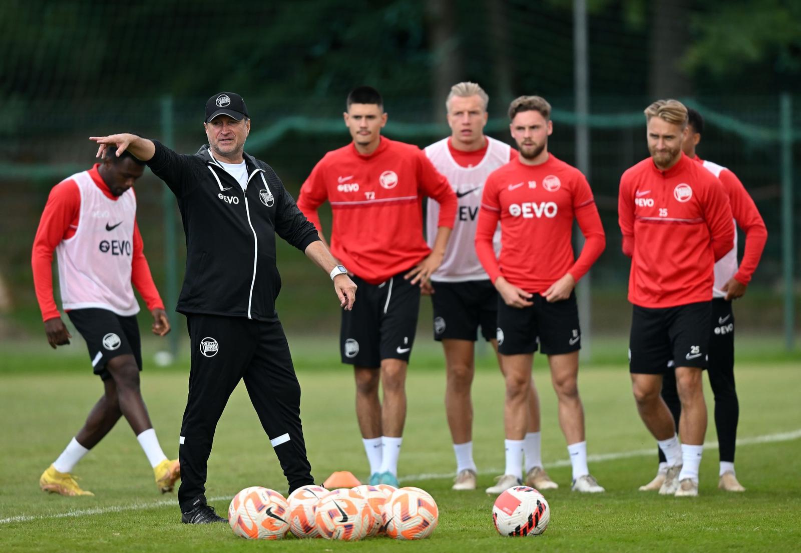 Alfred Kaminski gibt der ersten Mannschaft von Kickers Offenbach eine Anweisung im Training.