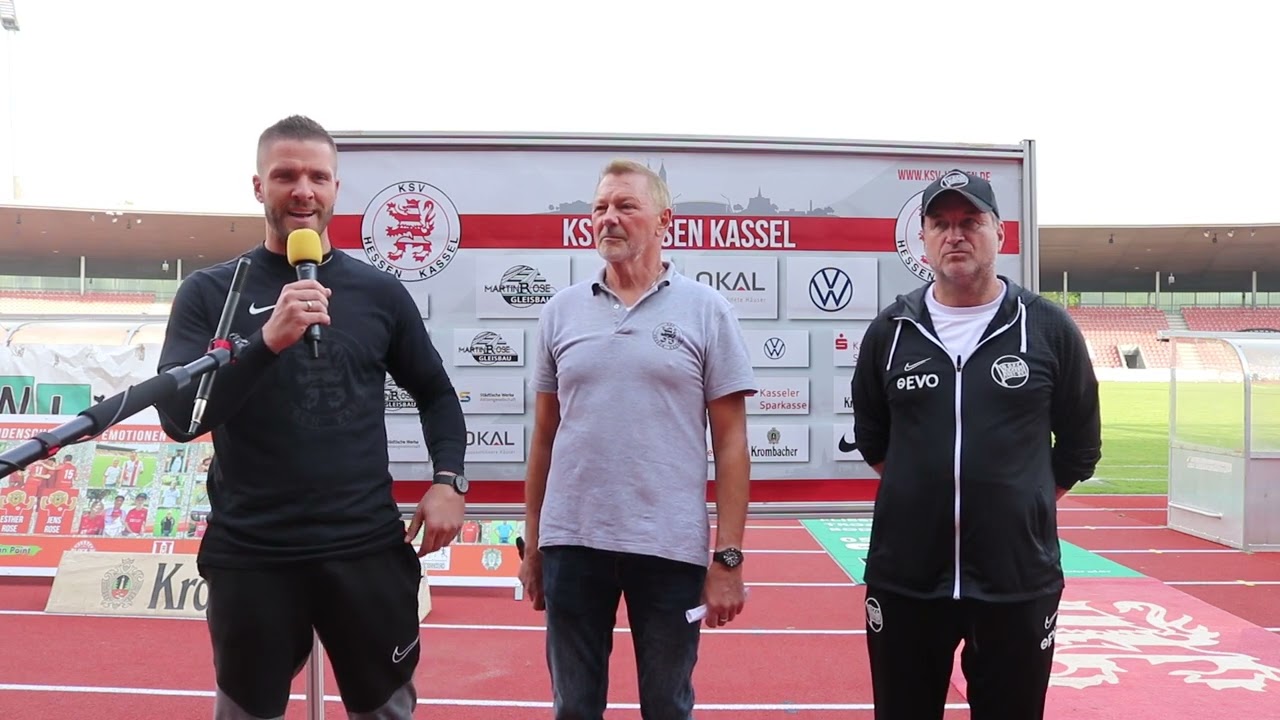 Pressekonferenz im Kasseler Stadion mit drei Teilnehmern, Alfred Kaminski rechts.